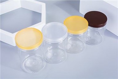 Plastikinis stiklainis su skaidriu dangteliu